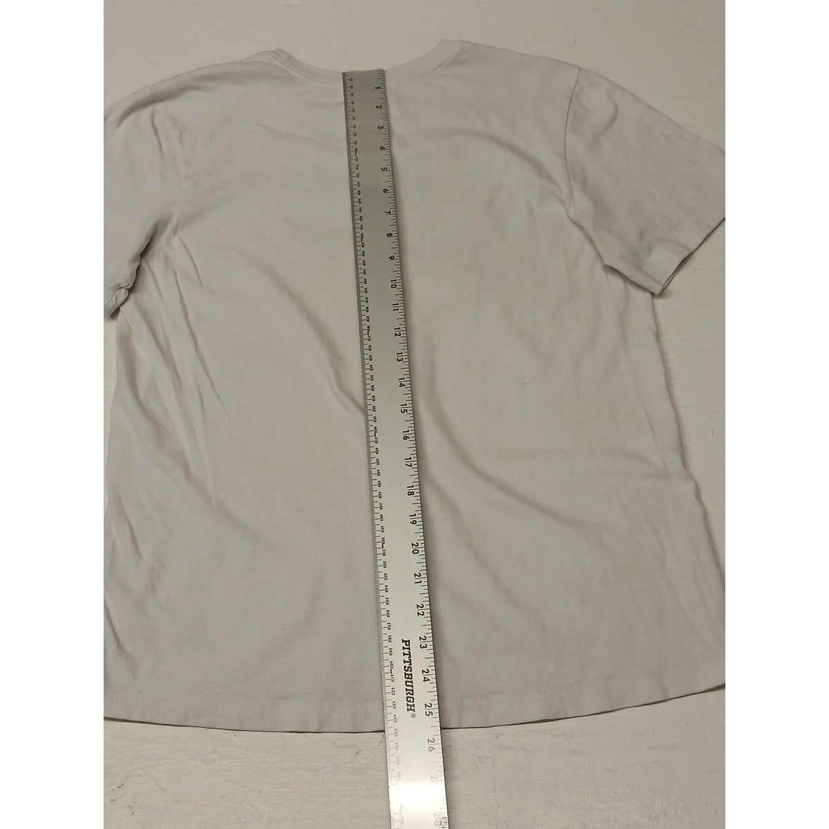 The Nike Tee (Meduim) White Crew Neck Short Sleeve TShirt