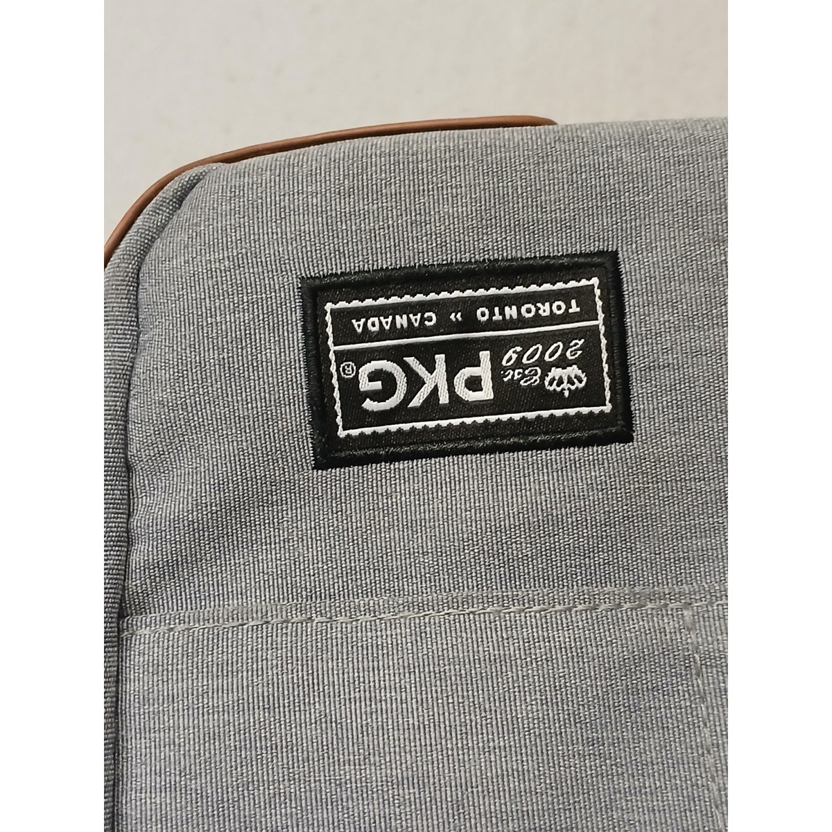 PKG (15”) Laptop Messenger Bag Carry Crossbody Gray 10L Pre Owned